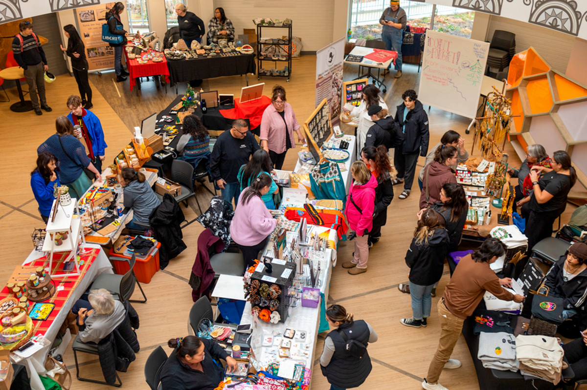 People shopping 